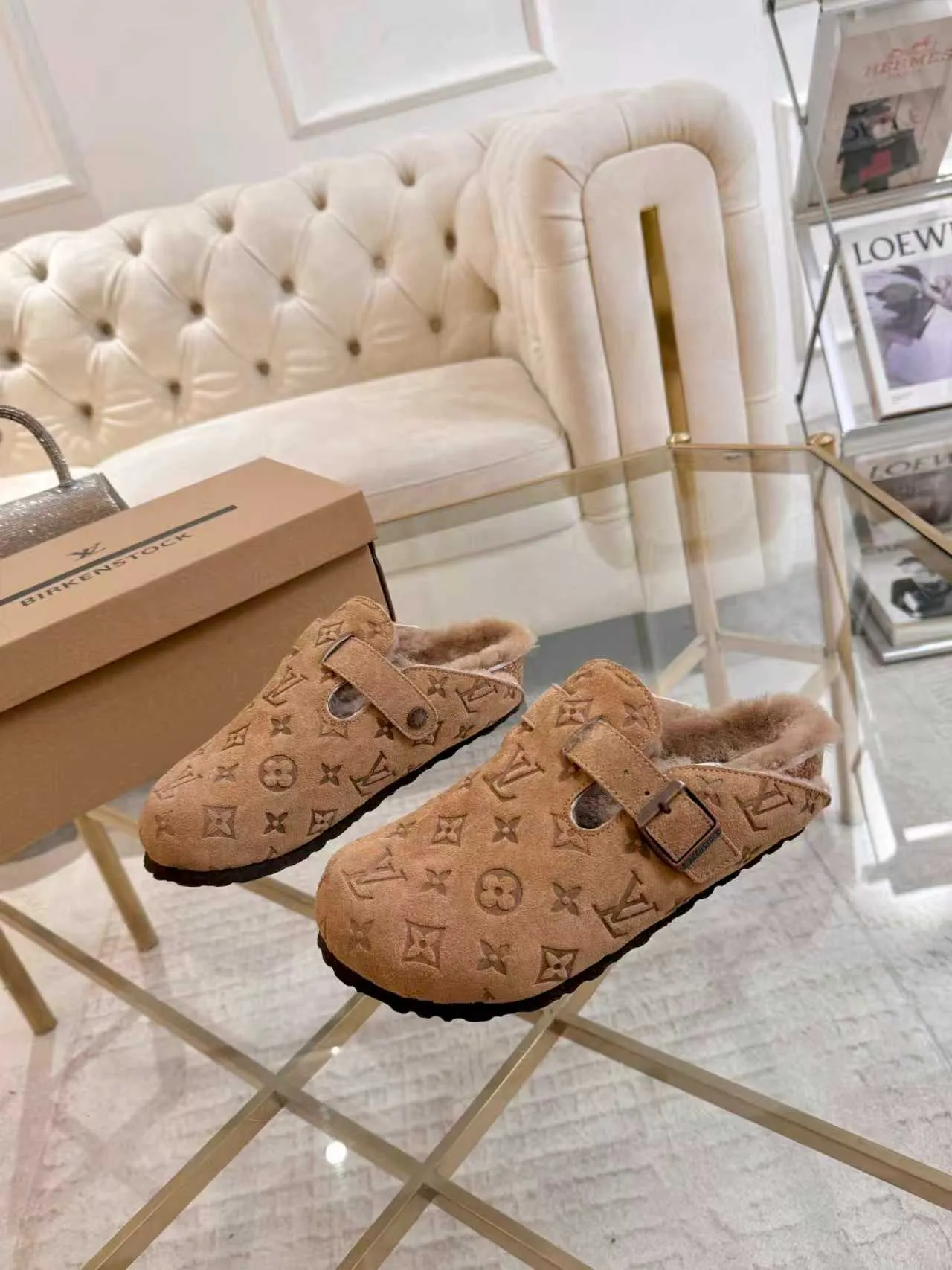 p600 ✨ LV wool slippers for couples｜Even the toes exude a sense of luxury ✨ We have achieved the ultimate restoration of the "high version" of this pair of LV classic Birkenstock slippers, with the mark of luxury in every detail. 👫 ▫️ Original jacquard with delicate cowhide leather, retro texture is at your fingertips; ▫️ 100% pure wool lining, wearing barefoot is like stepping on clouds, skin-friendly, breathable and not sweaty; ▫️ Three-dimensional toe cap + non-slip rubber sole, safe and secure when walking in the wind.  The belt buckle and presbyopia elements are embellished, revealing the aura of a big-name brand in a low-key manner. Whether it is on a date or out on the street, every step is like walking in the middle of a show.  Pair it with jeans for a lazy and casual look; with a coat and skirt, it will look elegant. With one pair of shoes, you can easily switch between multiple styles, and you never have to be deliberate about the sense of luxury.  #LVcouples #high-endwear #lightluxurylife #quality recommendation Fabric: classic presbyopia/imported sheepskin/classic jacquard fabric Lining: imported wool lining Sole: original rubber sole Size: Female 35-41 Male 38-46